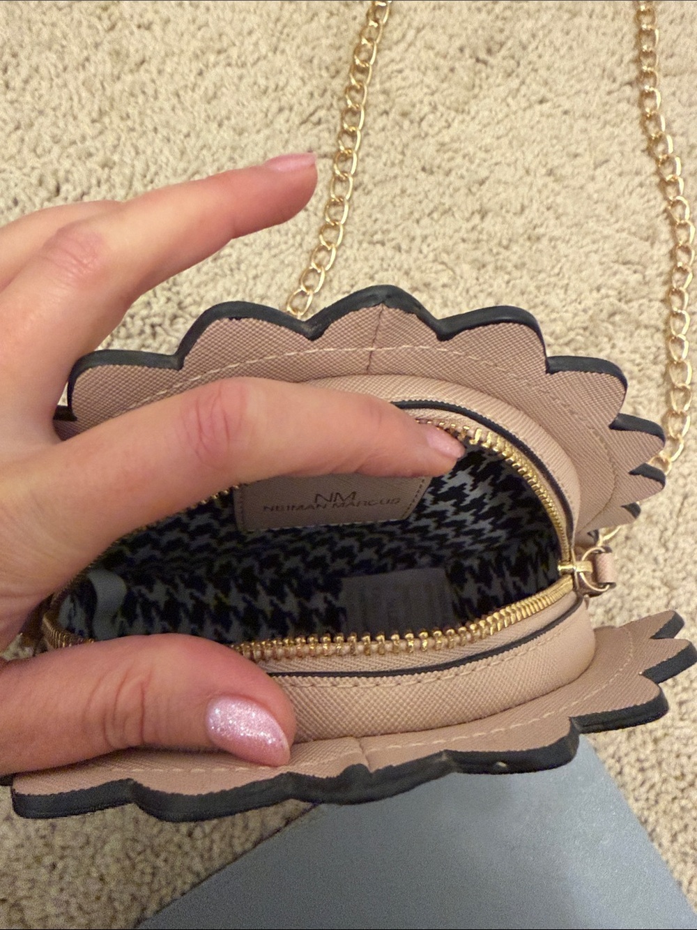 Women's Nude Scalloped Circle Crossbody Bag - Gold Chain - Picture 4 of 7